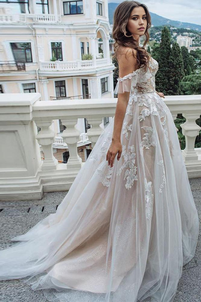 Vestidos de novia estilo princesa con hombros descubiertos, corte en A y escote corazón con apliques para playa
